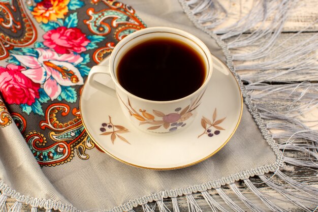 Vista superior de la taza de café caliente y fuerte en el escritorio de madera gris