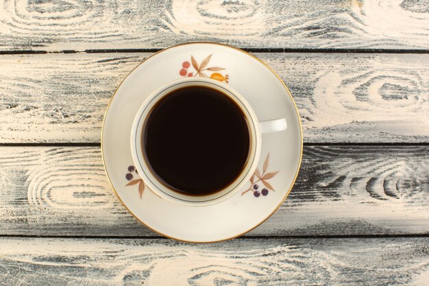 Vista superior de una taza de café caliente y fuerte en la mesa rústica gris café bebida caliente