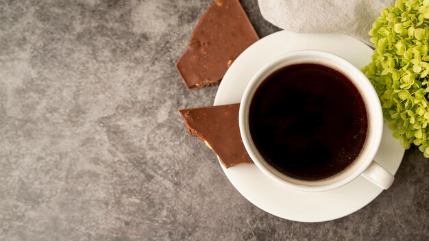 Vista superior taza de café con chocolate