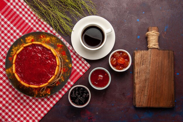 Vista superior de la taza de café con un delicioso pastel de postre y mermeladas de frutas sobre fondo oscuro galleta de fruta dulce galleta dulce