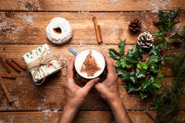 Foto gratuita vista superior de la taza de café con fondo de madera