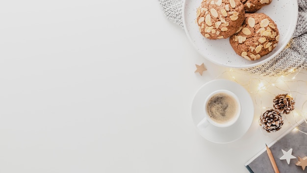 Vista superior de la taza de café y galletas con espacio de copia