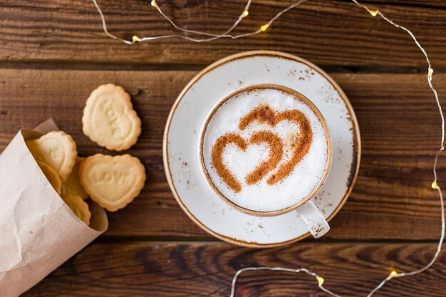 Vista superior de la taza de café y galletas en forma de corazón