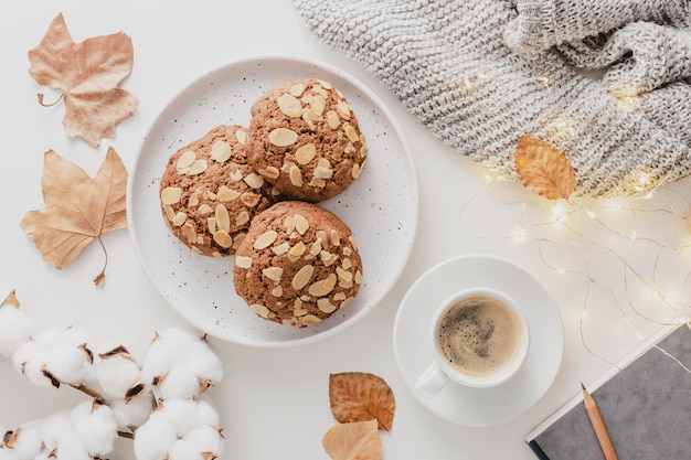 Vista superior de la taza de café y galletas con luces