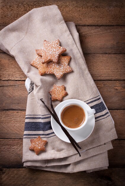 Vista superior de la taza de café con galletas de navidad