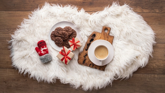 Foto gratuita vista superior de la taza de café con galletas y regalos