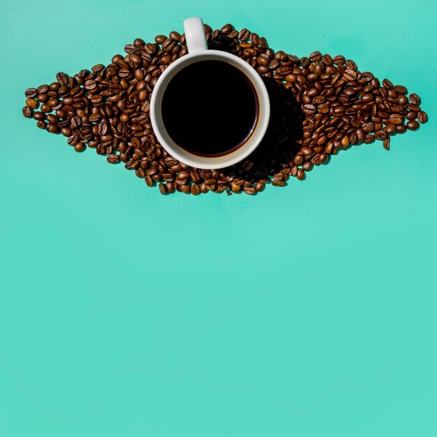 Vista superior taza de café con granos