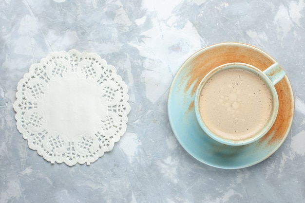 Vista superior de la taza de café con leche dentro de la taza en el escritorio blanco beber café leche escritorio