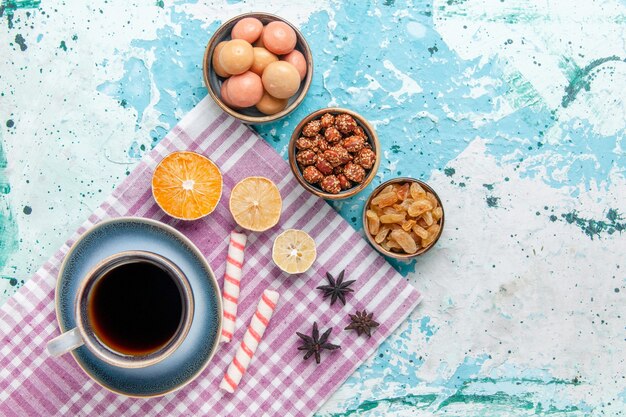 Vista superior de la taza de café con pasas y confituras sobre fondo azul claro pastel hornear pastel de azúcar dulce galleta