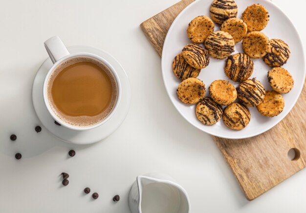 Vista superior de la taza de café con plato de galletas