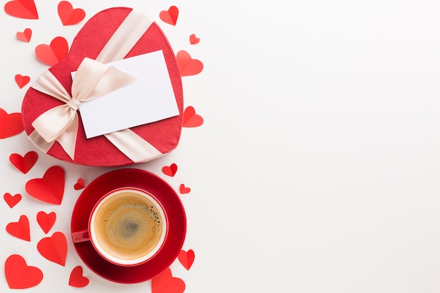 Vista superior de la taza de café y regalo de San Valentín