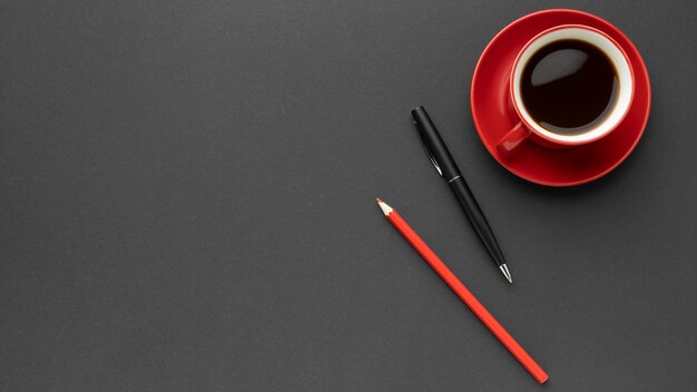 Vista superior de la taza de café roja con espacio de copia