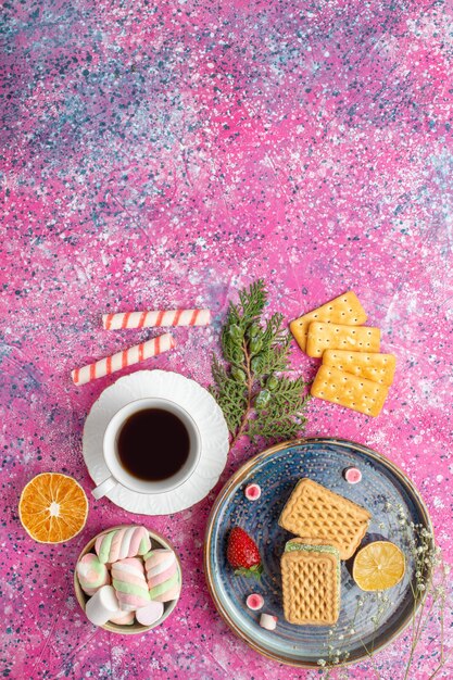 Vista superior de la taza de café, sándwiches de galletas, galletas y malvaviscos