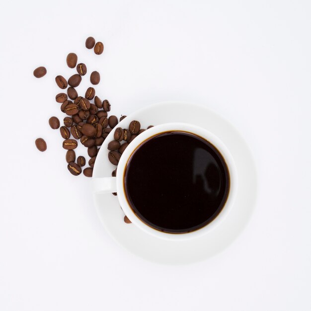 Vista superior taza y granos de café