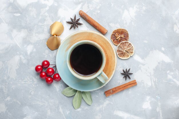 Vista superior taza de té con canela en el escritorio blanco té color caramelo bebida caliente