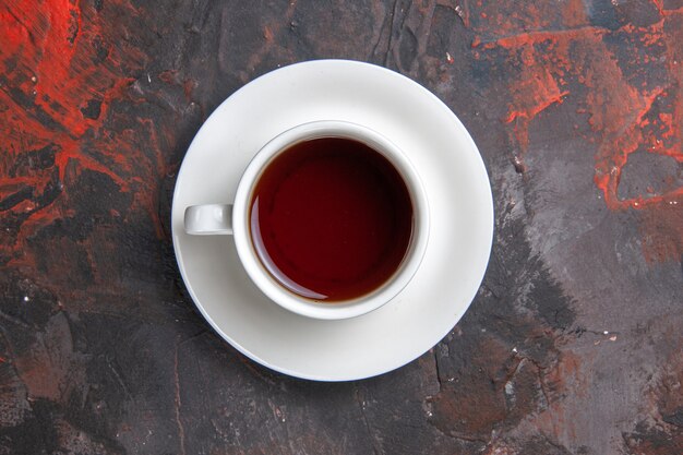 Vista superior de la taza de té en la ceremonia del té oscuro de color de mesa oscura