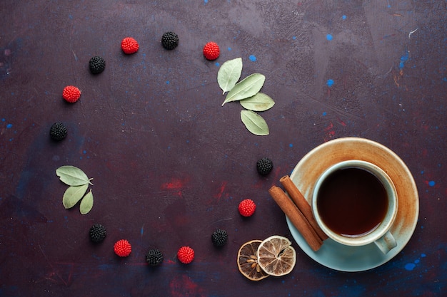 Vista superior de la taza de té con confitura de bayas en la superficie oscura