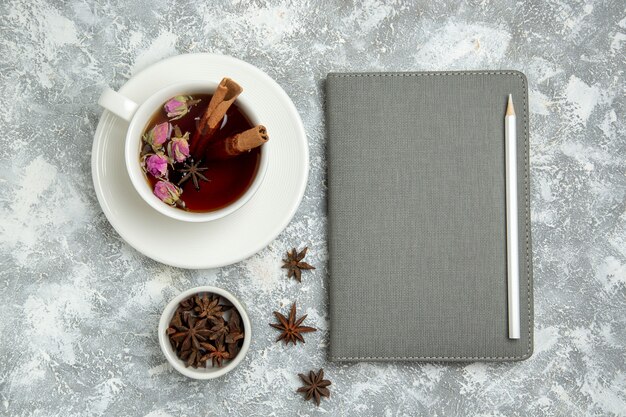 Vista superior de la taza de té con cuaderno sobre fondo blanco bebida de té desayuno de azúcar dulce caliente