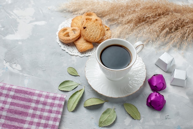 Vista superior de la taza de té con deliciosas galletas dulces de chocolate en el escritorio de luz, galleta galleta té dulce azúcar