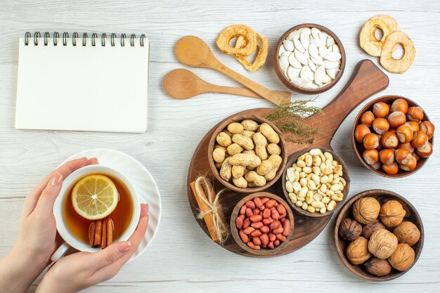 Vista superior de una taza de té con diferentes frutos secos.