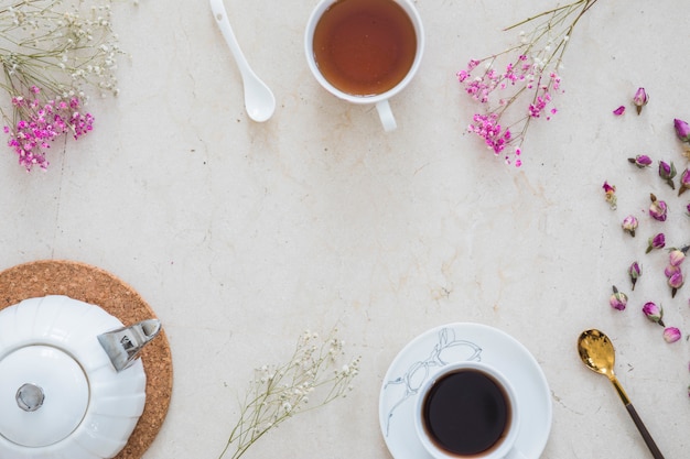 Vista superior taza de té con elementos de desayuno