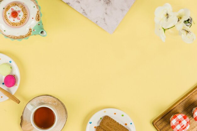 Vista superior taza de té con elementos de desayuno