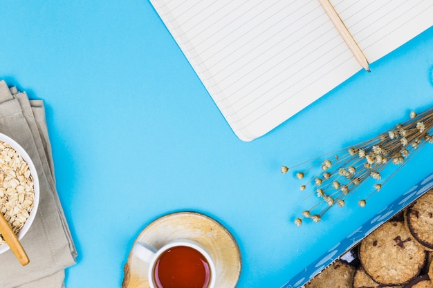 Foto gratuita vista superior taza de té con elementos de desayuno