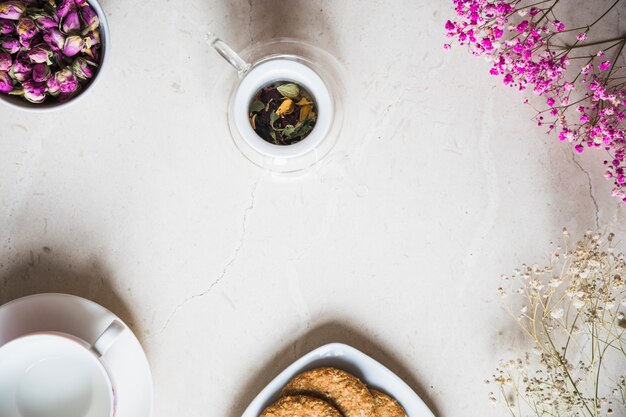 Vista superior taza de té con elementos de desayuno