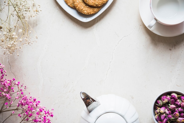 Vista superior taza de té con elementos de desayuno