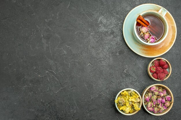 Vista superior de la taza de té con flores en la flor de la ceremonia del té de escritorio gris