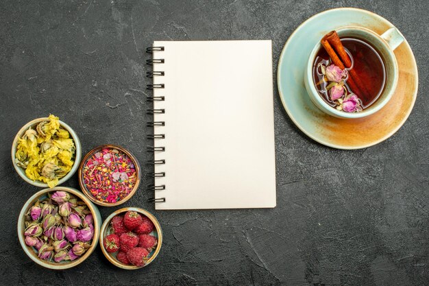 Vista superior de la taza de té con flores en la flor de la ceremonia del té de escritorio gris