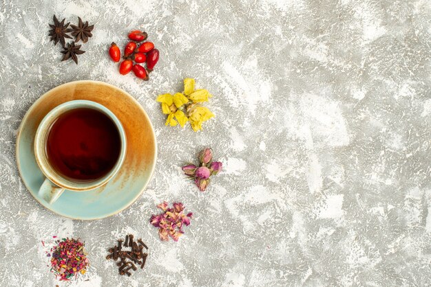 Vista superior de la taza de té con flores secas sobre fondo blanco bebida de té sabor a flor