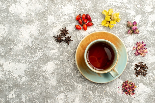 Vista superior de la taza de té con flores secas sobre fondo blanco bebida de té sabor a flor