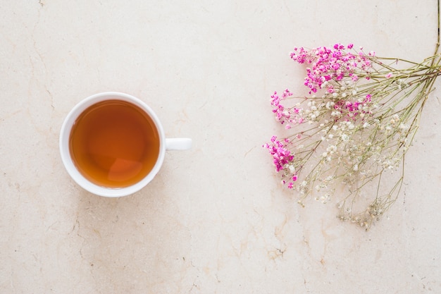 Vista superior taza de té con flores