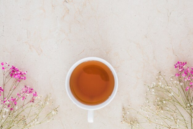 Vista superior taza de té con flores