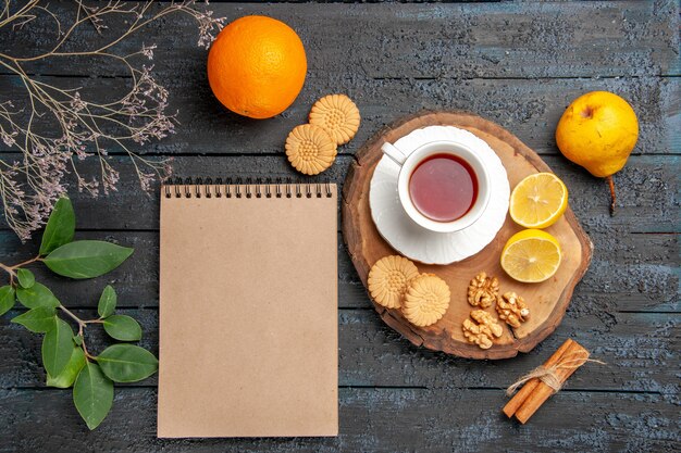 Vista superior taza de té con frutas y galletas, azúcar de galletas dulces