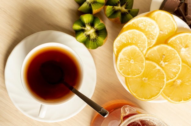 Foto gratuita vista superior taza de té con frutas sobre fondo liso