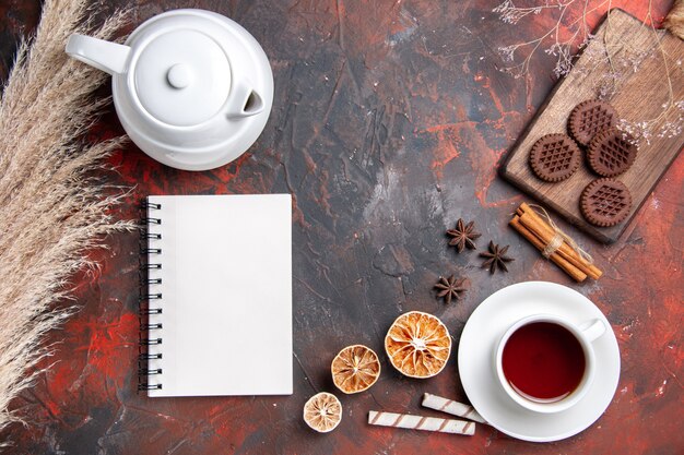 Vista superior de la taza de té con galletas choco en galleta de té de mesa oscura