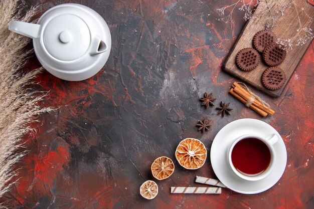 Vista superior de la taza de té con galletas choco en galleta de té de mesa oscura