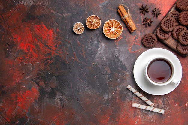 Vista superior de la taza de té con galletas choco en galletas de mesa oscura galleta de té