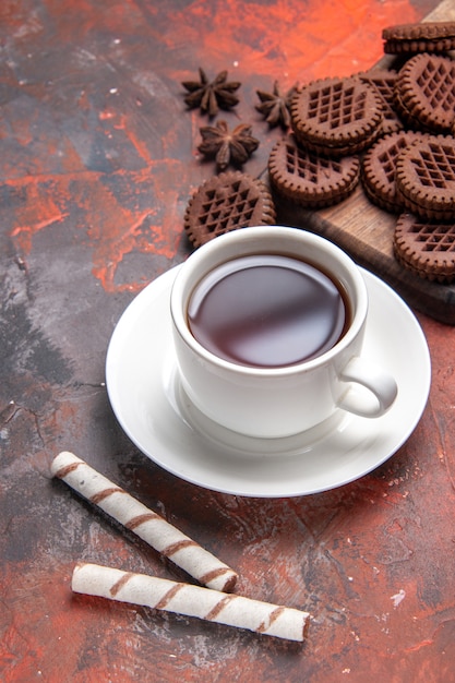 Vista superior de la taza de té con galletas choco en la mesa oscura galleta de té de galletas