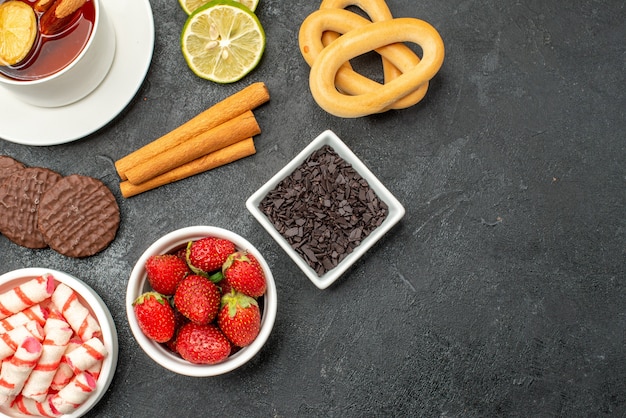 Foto gratuita vista superior de una taza de té con galletas y dulces