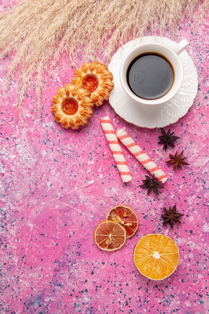 Vista superior de la taza de té con galletas en el escritorio rosa galleta galleta azúcar color dulce