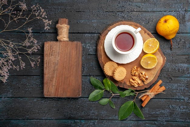 Foto gratuita vista superior de la taza de té con galletas y frutas, azúcar de galleta dulce