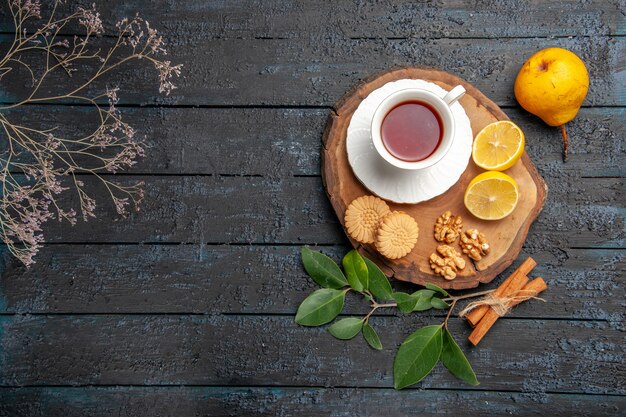 Vista superior de la taza de té con galletas y frutas, azúcar de galleta dulce