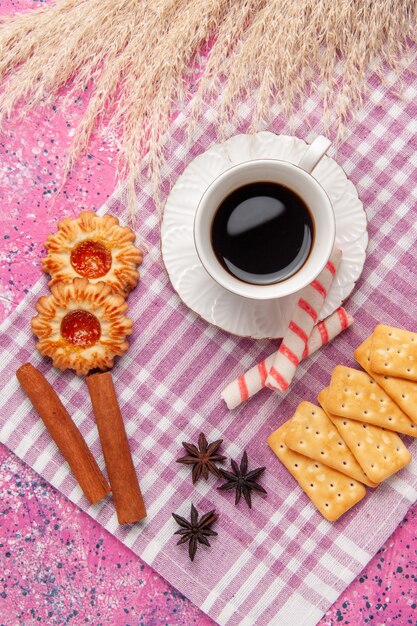 Vista superior de la taza de té con galletas y galletas en el escritorio rosa galleta galleta azúcar dulce crujiente