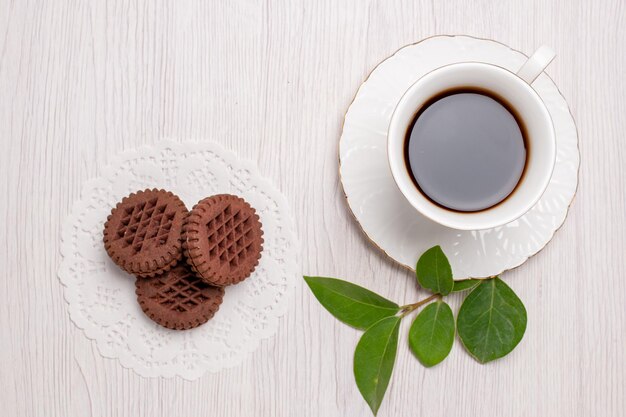 Vista superior de la taza de té con galletas en la mesa blanca azúcar galleta de té galleta dulce