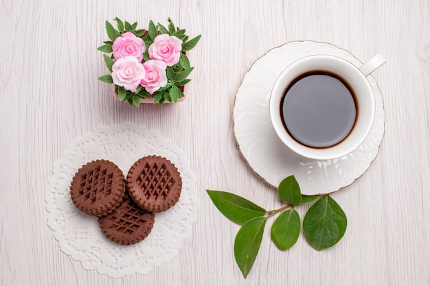 Vista superior de la taza de té con galletas en la mesa blanca galletas de té de azúcar galleta dulce