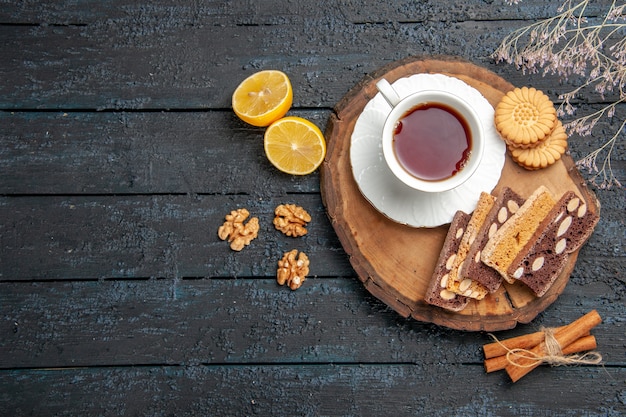 Vista superior de una taza de té con galletas y pasteles