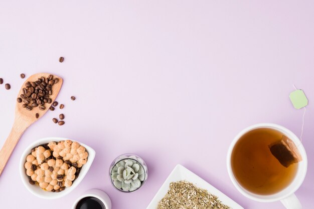 Vista superior taza de té con galletas